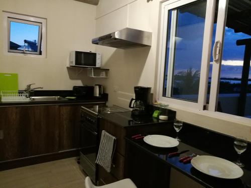 Кухня или мини-кухня в Le Morne Kite Villas - Penthouse
