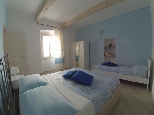 um quarto com 2 camas e uma janela em Alemar Casa Vacanze em Calasetta