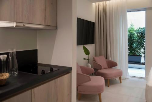 TV a/nebo společenská místnost v ubytování Glyfada South42