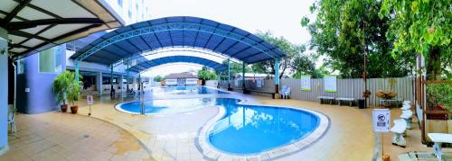 una gran piscina en un edificio con sala de juegos en Hotel ASRC, en Alor Setar