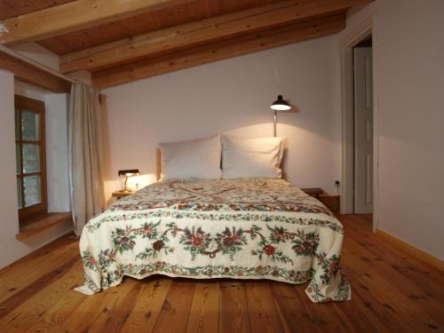 a bedroom with a bed with a floral bedspread at Natur erleben und Ruhe genießen in Neuentempel