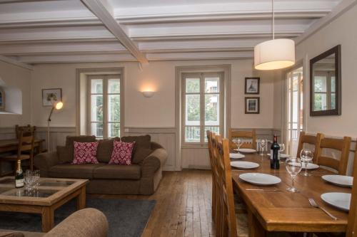 un salon avec une table et un canapé dans l'établissement Lutetia Apartment - Chamonix All Year, à Chamonix-Mont-Blanc