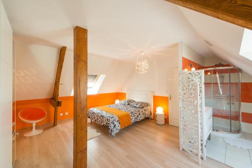 um quarto com paredes em tons de laranja e branco e uma cama em Le Domaine des Clairaies em Artannes-sur-Indre