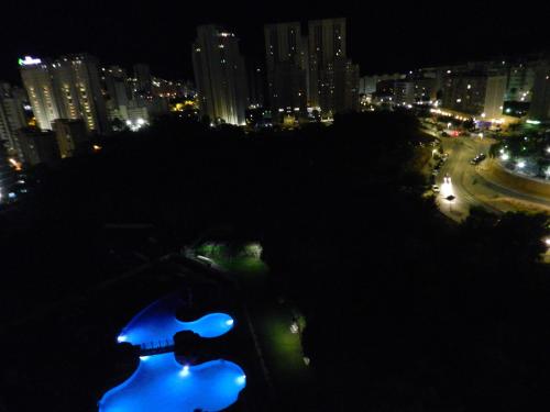 Ein Blick auf den Pool von der Unterkunft Apartamento en La Cala oder aus der Nähe