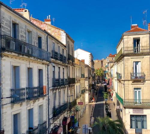 una vista di una strada cittadina con edifici di Comédie ST-Roch - Studio - Hypercentre Gare - CLIM & NETFLIX a Montpellier