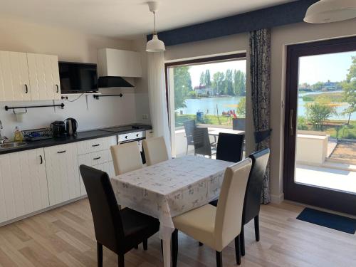 Nhà bếp/bếp nhỏ tại Balatonboglár - Golden Bridge Apartments