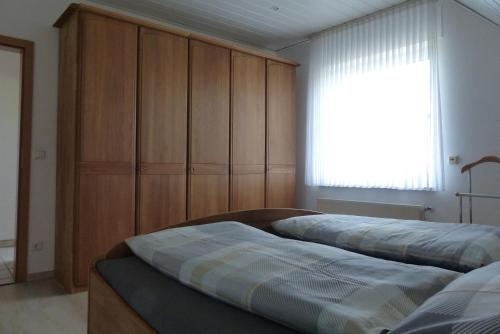 Tempat tidur dalam kamar di Ferienwohnung Rheinblick Bislich