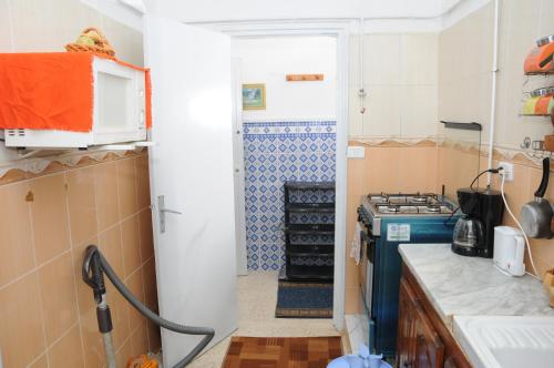 Dapur atau dapur kecil di City Apartment Rades Tunis free Wifi