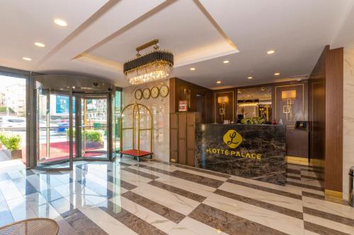 Lobi atau kawasan kaunter penerimaan di Land Park Hotel