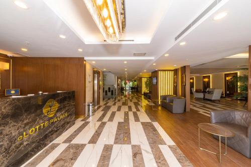 Lobi atau kawasan kaunter penerimaan di Land Park Hotel