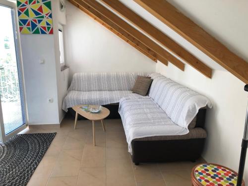 ein Wohnzimmer mit Couch und Tisch in der Unterkunft Apartments Lilly in Zaboric