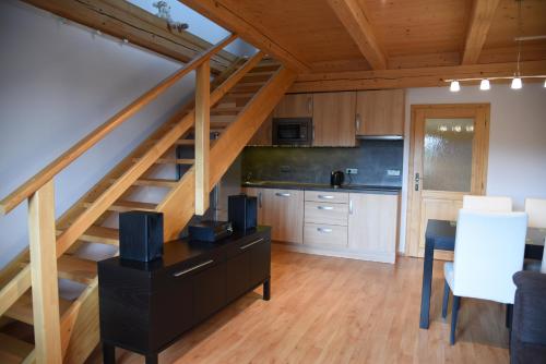 una cocina y comedor con una escalera en una casa en Apartmán Mezi Kopci - Mid Hills Apartment, en Roudnice