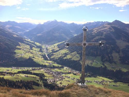 a wooden cross on top of a mountain at Apartment Haus Dahoam in Alpbach