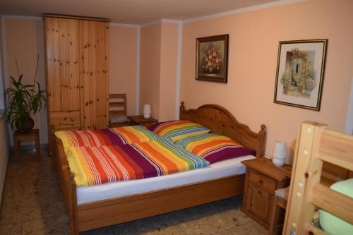 um quarto com uma cama com um edredão colorido em Fewo 1 em Freiberg