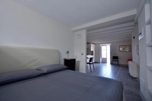 - une chambre avec un lit et un bureau dans l'établissement Saraceni 20, à Cefalù