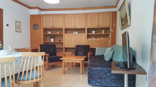 salon z kanapą i stołem w obiekcie Wohlfühl - Appartement Fewo Pichlarn Irdning Ferienwohnung w mieście Aigen im Ennstal