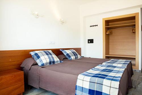 Una cama o camas en una habitación de Hostal Villa Catí