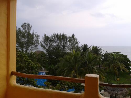 a view of the ocean from the balcony of a resort at Hotel Istirinchá in Nautla