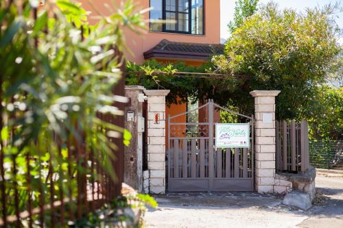 a gate to a house with a sign on it at Valle Fiorita in Castro dei Volsci
