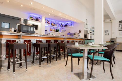 Reštaurácia alebo iné gastronomické zariadenie v ubytovaní Hostal Villa Catí