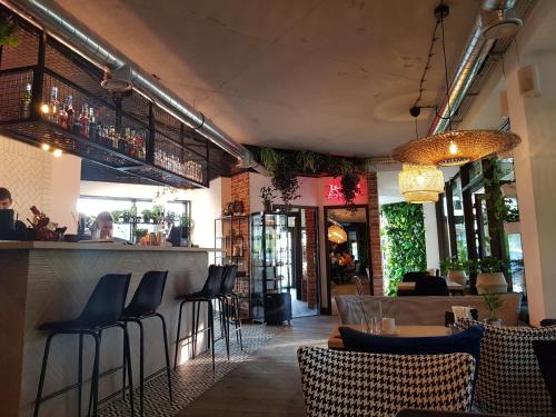 ein Restaurant mit einer Bar mit Stühlen und Tischen in der Unterkunft Hotel Willowa in Lublin