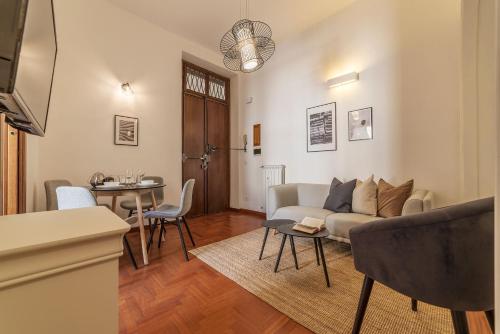 Lively Roma Trastevere renovated apartment - FromHometoRome