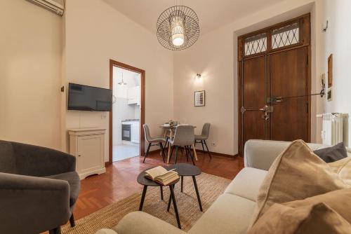Lively Roma Trastevere renovated apartment - FromHometoRome