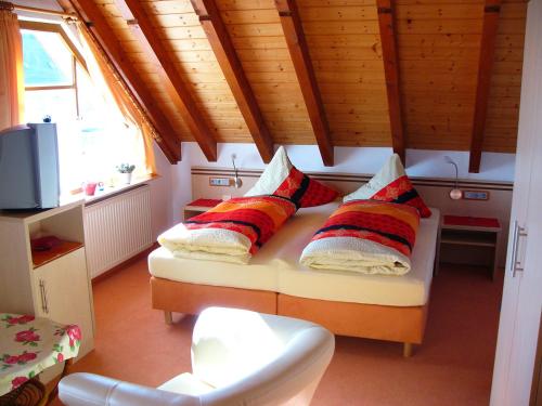 Un dormitorio con una cama con almohadas. en Gästezimmer Schanz-Hilbel en Burladingen