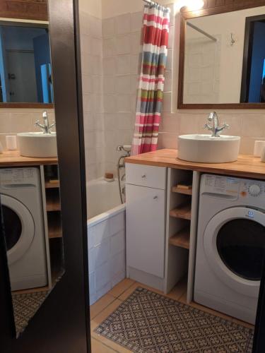 サン・シプリアンにあるAppartement Jolie vueのバスルーム(洗濯機、シンク付)