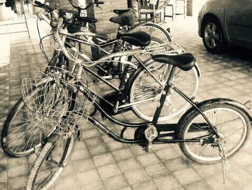 zwei Fahrräder, die nebeneinander auf einer Straße geparkt sind in der Unterkunft Lantala Residence in Natai Beach