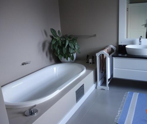 Un baño blanco con bañera y lavabo. en Twin Rivers Villa, en Plettenberg Bay