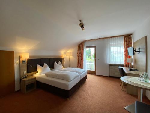 Habitación de hotel con cama y ventana en Hotel Herbstein, en Herbstein