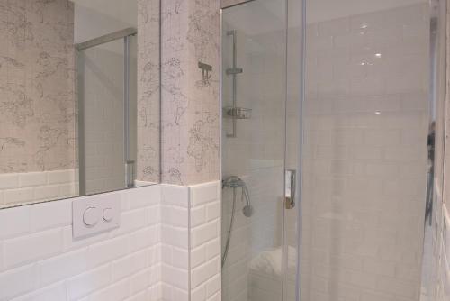 y baño con ducha y puerta de cristal. en BeSalamanca, en Salamanca