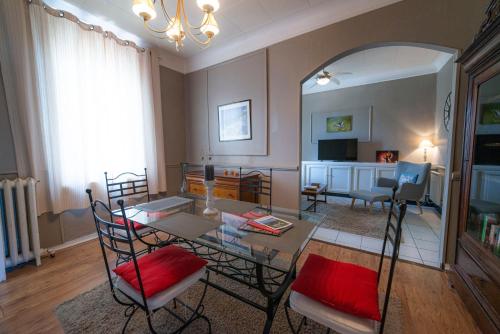 un salon avec une table en verre et des chaises dans l'établissement Appartement de 2 Chambres au 1er Etage, à Carcassonne