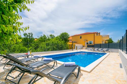Villa Mile-with private heated pool