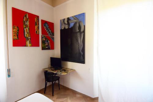 a room with a desk with a computer on a wall at A Casa dell'Artista ViKi in Iesi