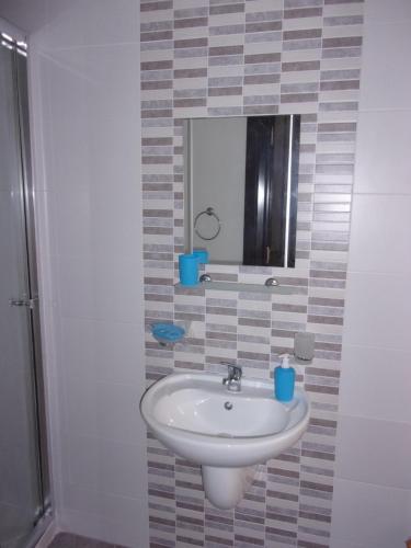 bagno con lavandino e specchio di Mulino Court, Flat 5 a Nadur