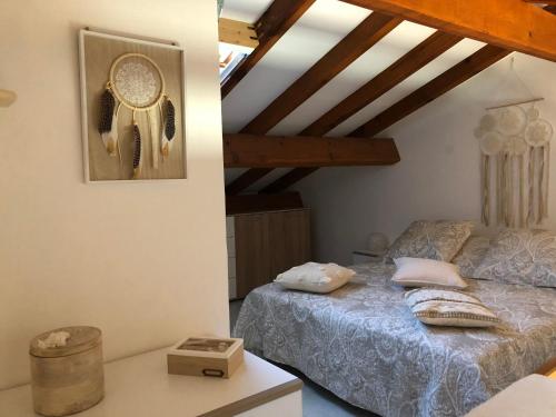 - une chambre avec un lit dans une pièce dotée de plafonds en bois dans l'établissement Marina di pinarello, appt climatisé à 400m de la plage, à Zonza