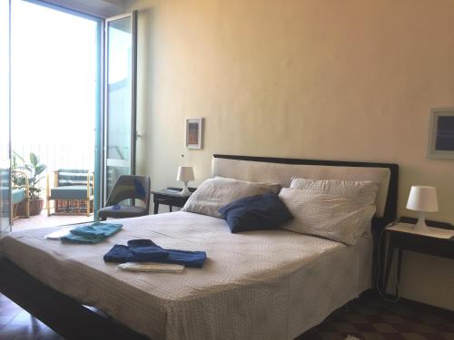 sypialnia z łóżkiem z niebieskimi ręcznikami w obiekcie CASA DI BIANCA ATTICO PANORAMICO A CHIETI CENTRO w mieście Chieti