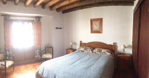 - une chambre avec un lit et une fenêtre dans l'établissement La Casilla, à María
