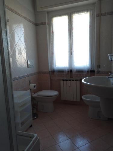 Via della Chiusa 101 في سيستري ليفانتي: حمام مع مرحاض ومغسلة وحوض استحمام