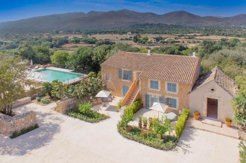 an aerial view of a house with a swimming pool at Predi Son Jaumell Hotel Rural in Capdepera
