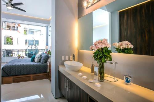 Χώρος καθιστικού στο Pier 57 Modern Luxury PV's Best Rooftop!