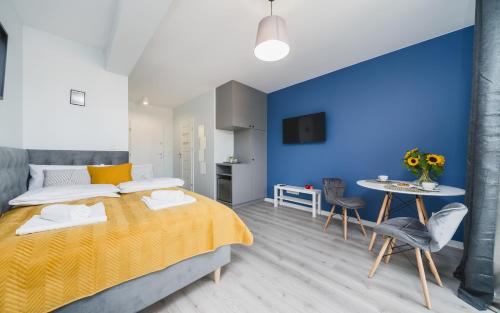 um quarto com uma cama grande e uma parede azul em Sarah Apartments Old Town na Cracóvia