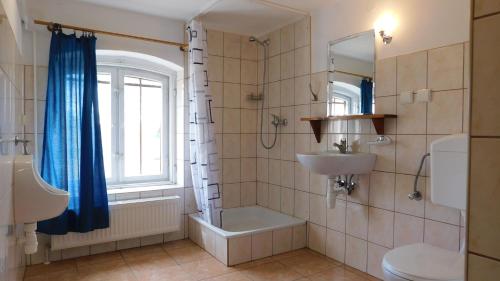 łazienka z umywalką, toaletą i wanną w obiekcie Gospodarstwo "Na Łęgach" w mieście Lubcz Mały