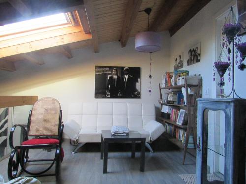 sala de estar con sofá y mesa en LA LOBERA (VALLE DEL TIETAR), en La Iglesuela
