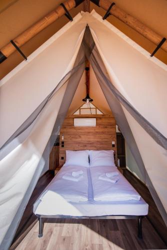 Postel nebo postele na pokoji v ubytování ForRest Glamping
