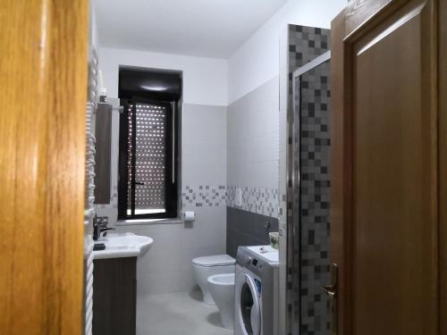 een kleine badkamer met een toilet en een wastafel bij Palazzo Salvi in Telese
