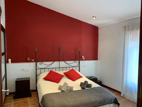 ein Schlafzimmer mit einem großen Bett mit roten Wänden in der Unterkunft Riojano y Coqueto in Logroño