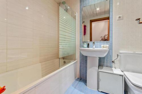 een badkamer met een wastafel, een toilet en een bad bij Barcelona-Forum Apartments in Barcelona